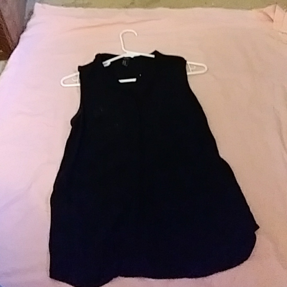 A black sleeve less shirt